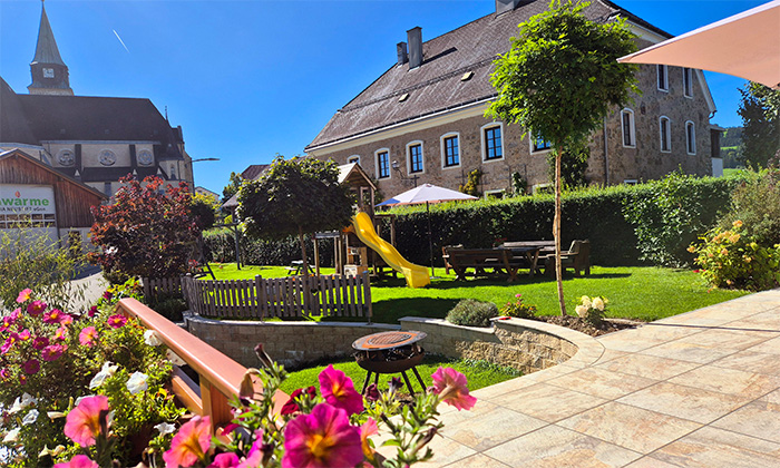 Rutsche im Garten vor dem Haus